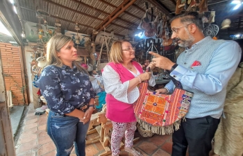 El Embajador Abhishek Singh visito el Municipio Jimenez, donde en Tintorero, visito el taller de famosas hamacas de Venezuela. El Embajador aseguro al Alcalde Silva que explorara las posibilidades de aumentar el comercio de productos artesanales. El Emb. tambien les regalo productos artesanales de la India.